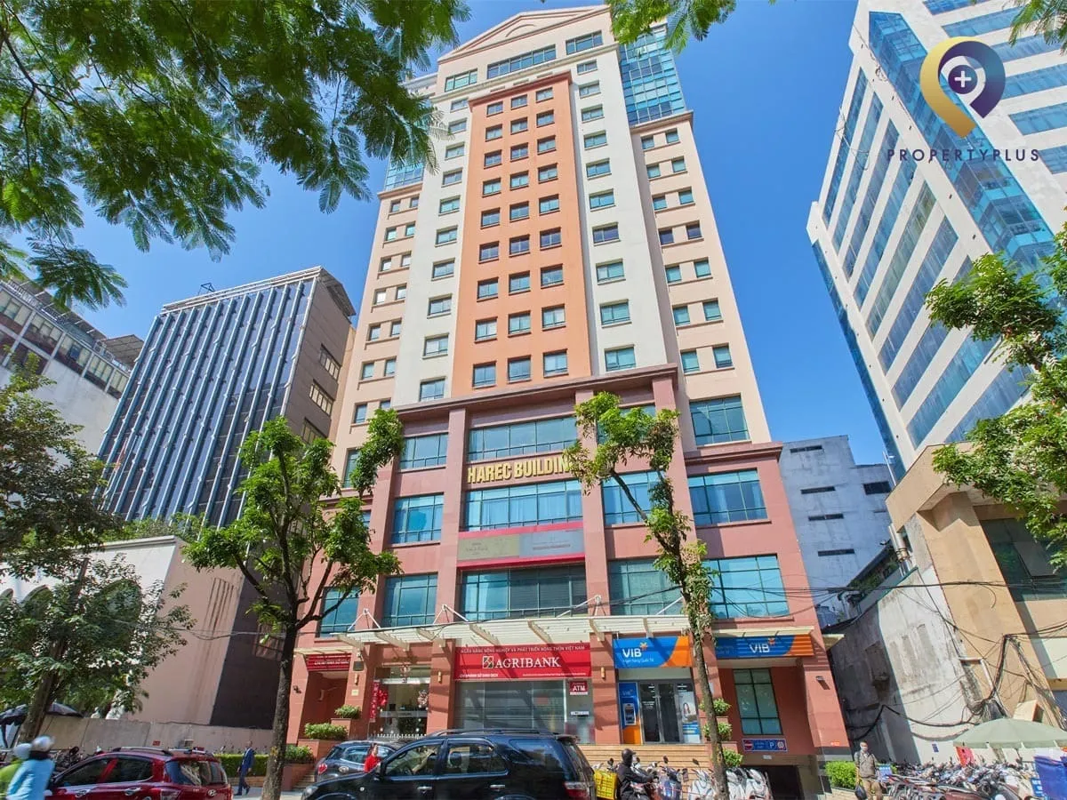Toàn cảnh tòa nhà Harec Building nhìn từ mặt đường, nổi bật giữa khu vực Đống Đa.
